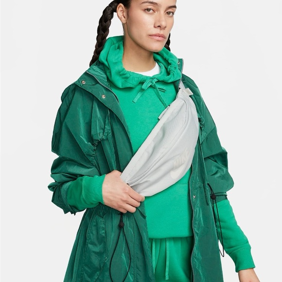 NWT light silver Nike Heritage Waistpack (3L) - Picture 4 of 6